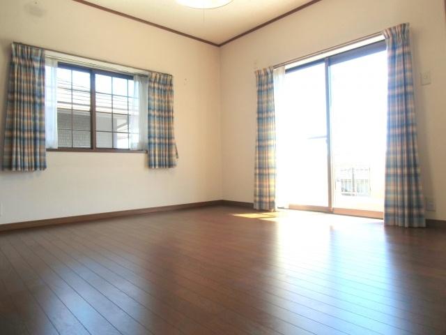 Non-living room. ◇ Western also offers 8 pledge