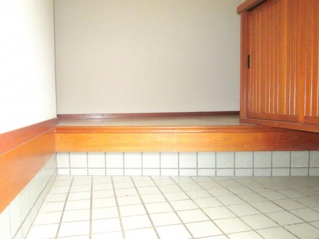 Entrance. Storage space is abundant