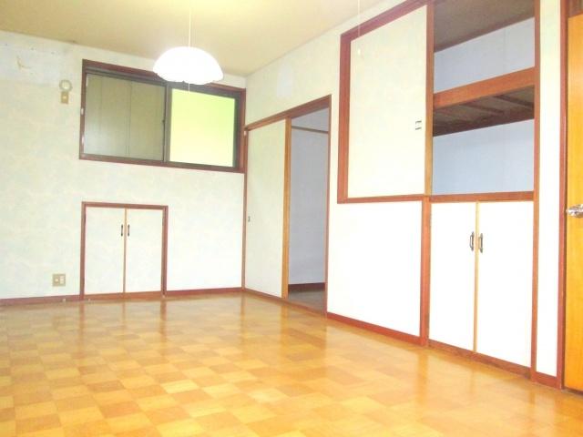 Non-living room. Western-style is also housed plenty