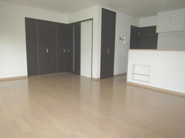 Living.  [living Example of construction] Spacious living can feel the warmth of friendly trees, The reunion space of rest that connects the family.