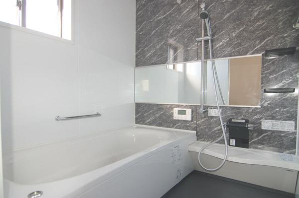 Bathroom.  [Bathroom Example of construction] S line tub, Use friendly to children and the elderly very comfortable. It is also ideal for sitz bath.