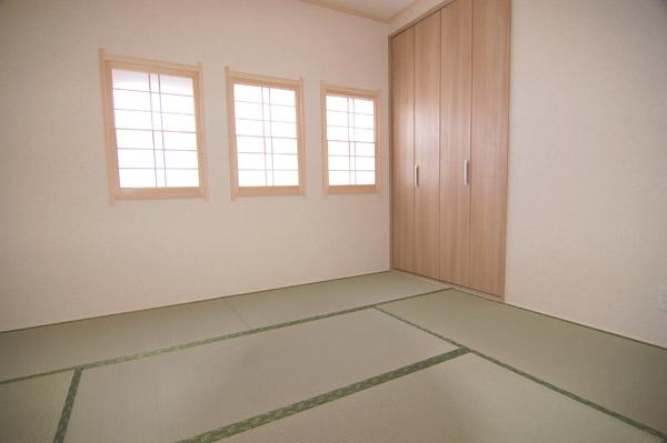 Non-living room.  [Japanese-style room Example of construction] Closet will clean harmony with the space of calm certain sum which spreads out faint tatami smell of.