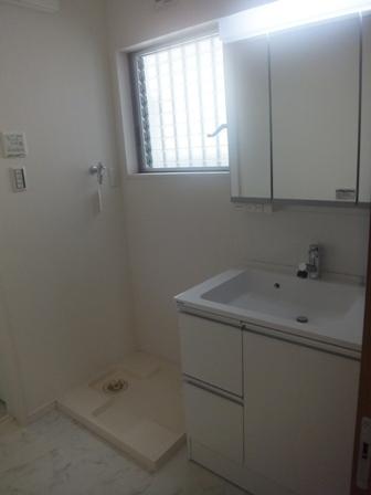 Wash basin, toilet. Room (May 2013) Shooting