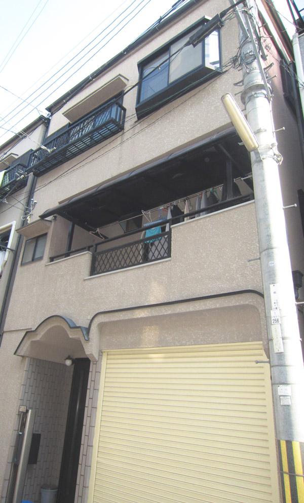 Local appearance photo. Peace of mind in the garage with shutter! 