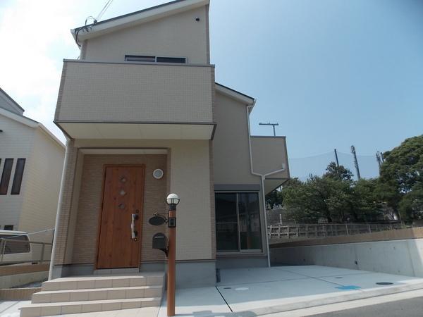 Same specifications photos (appearance). The dream of your garden, This price! View is a subdivision of a good hill