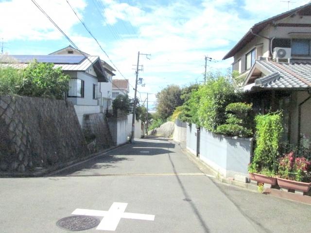 Local photos, including front road. ◇ front road, Spacious