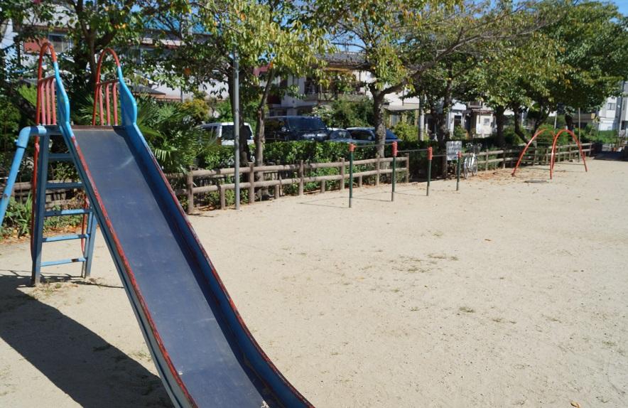 park.  ◆ About a 2-minute walk from the neighborhood children's park