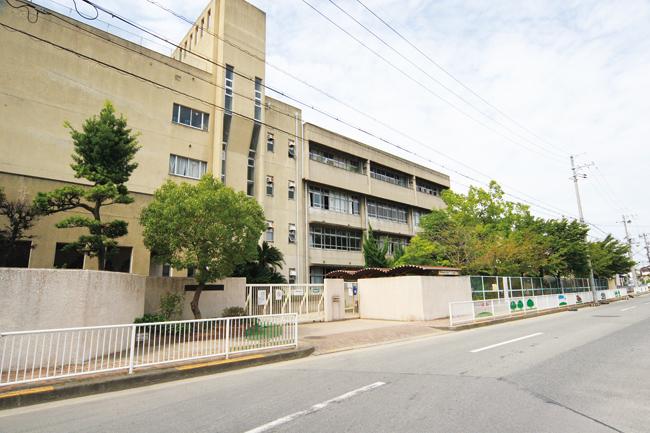 Junior high school. 260m up to municipal Shijonawate West Junior High School