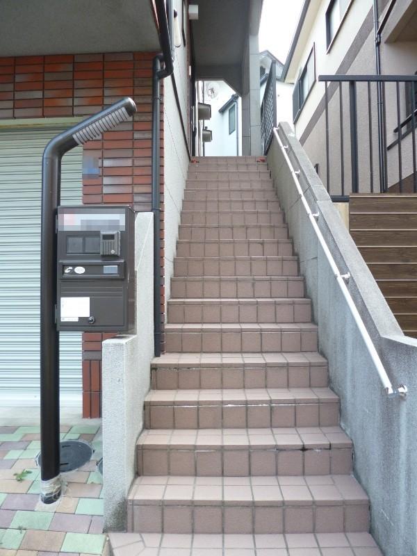 Local appearance photo. ☆ Because the entrance is 2 floor of person also not worried