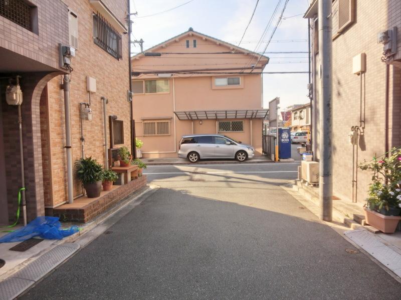Local photos, including front road. Also play with confidence children because there is no car street before the road!
