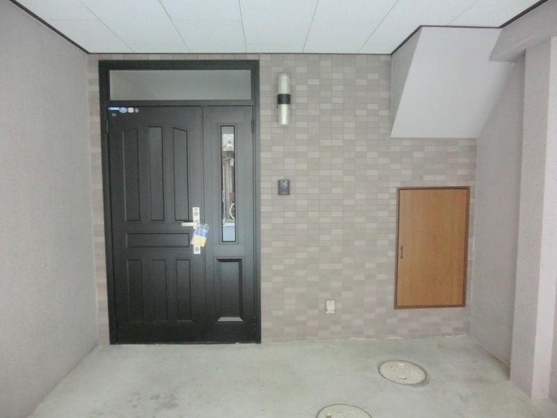 Entrance. Since the TV monitor with interphone is attached is a crime prevention surface is strong!