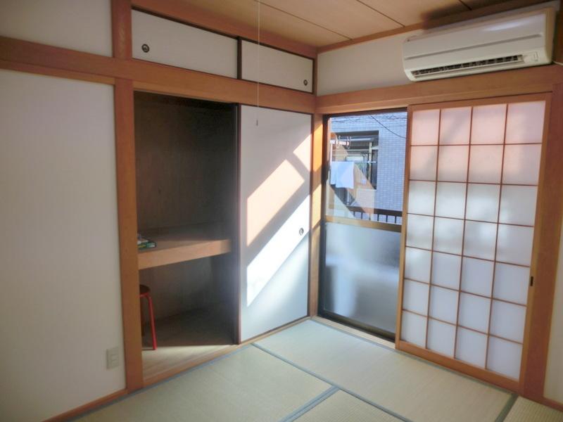 Other introspection. Sunny Japanese-style room is very bright!