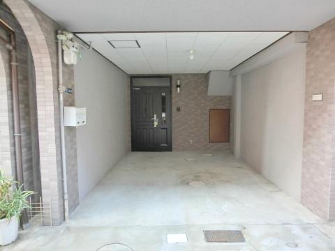 Parking lot. You can use it at all high roof vehicles! Also, It fits you well as bicycles and motorcycles!