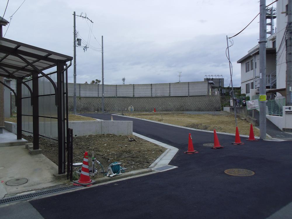 Local photos, including front road. Subdivision development land!