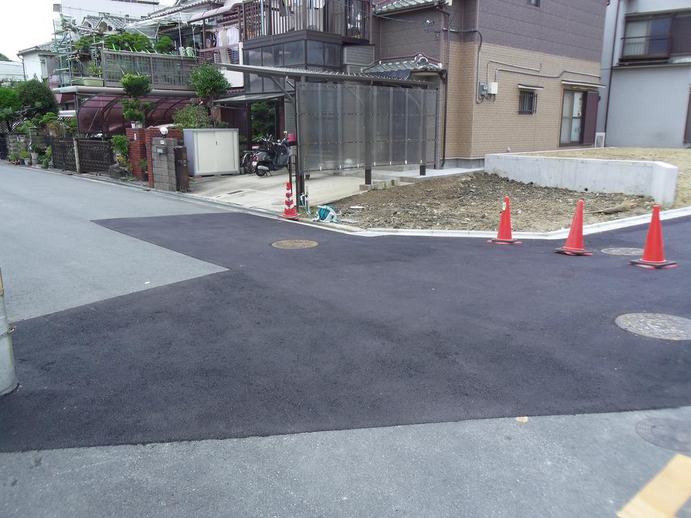 Local photos, including front road. Easy and out of widely car is front road!