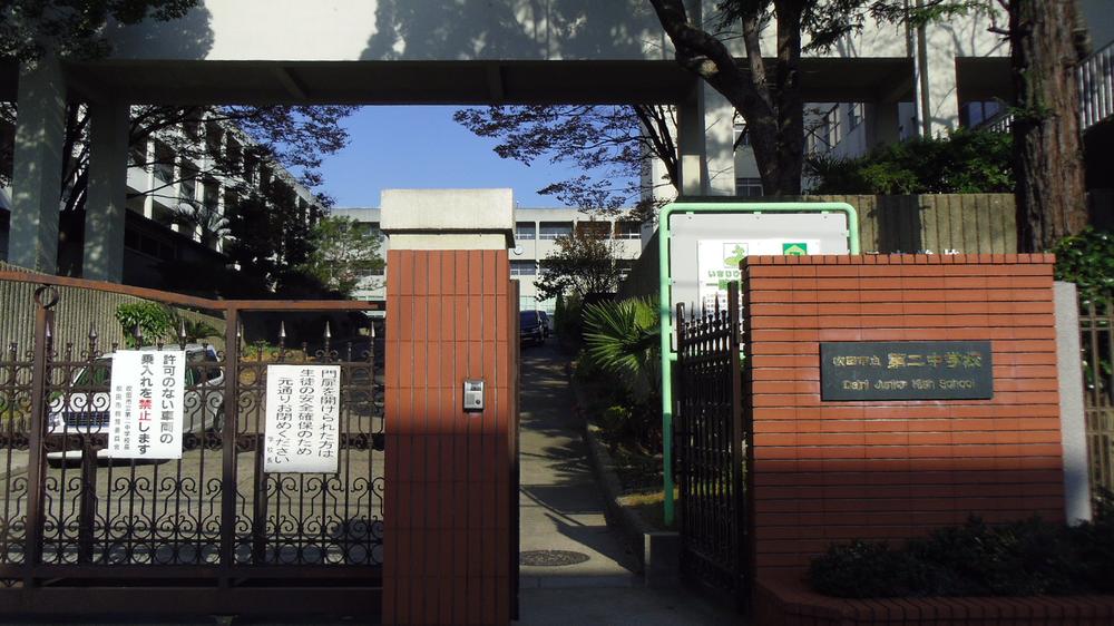 Junior high school. 447m to Suita Municipal second junior high school