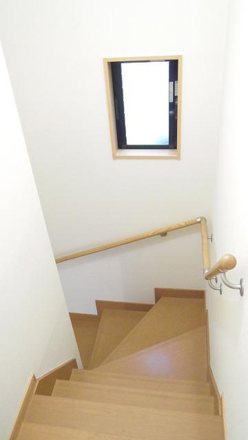 Other introspection. There is a lighting window in stairs, The overall bright space