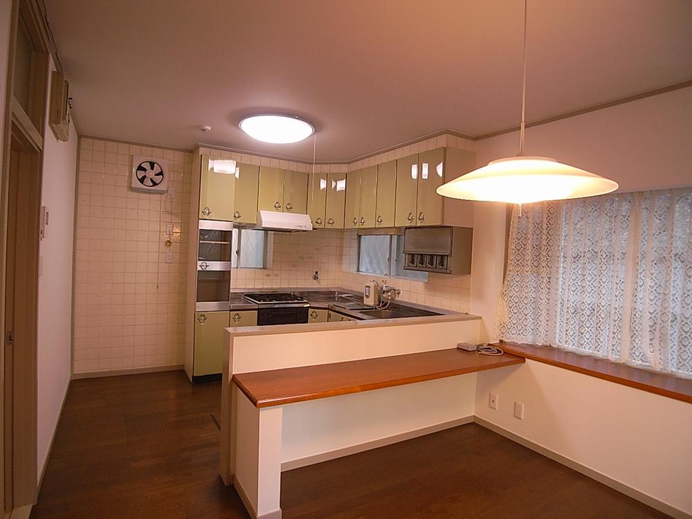 Kitchen. Indoor (11 May 2013) Shooting About 9.8 Pledge in the dining kitchen, Living there are about 10 Pledge.