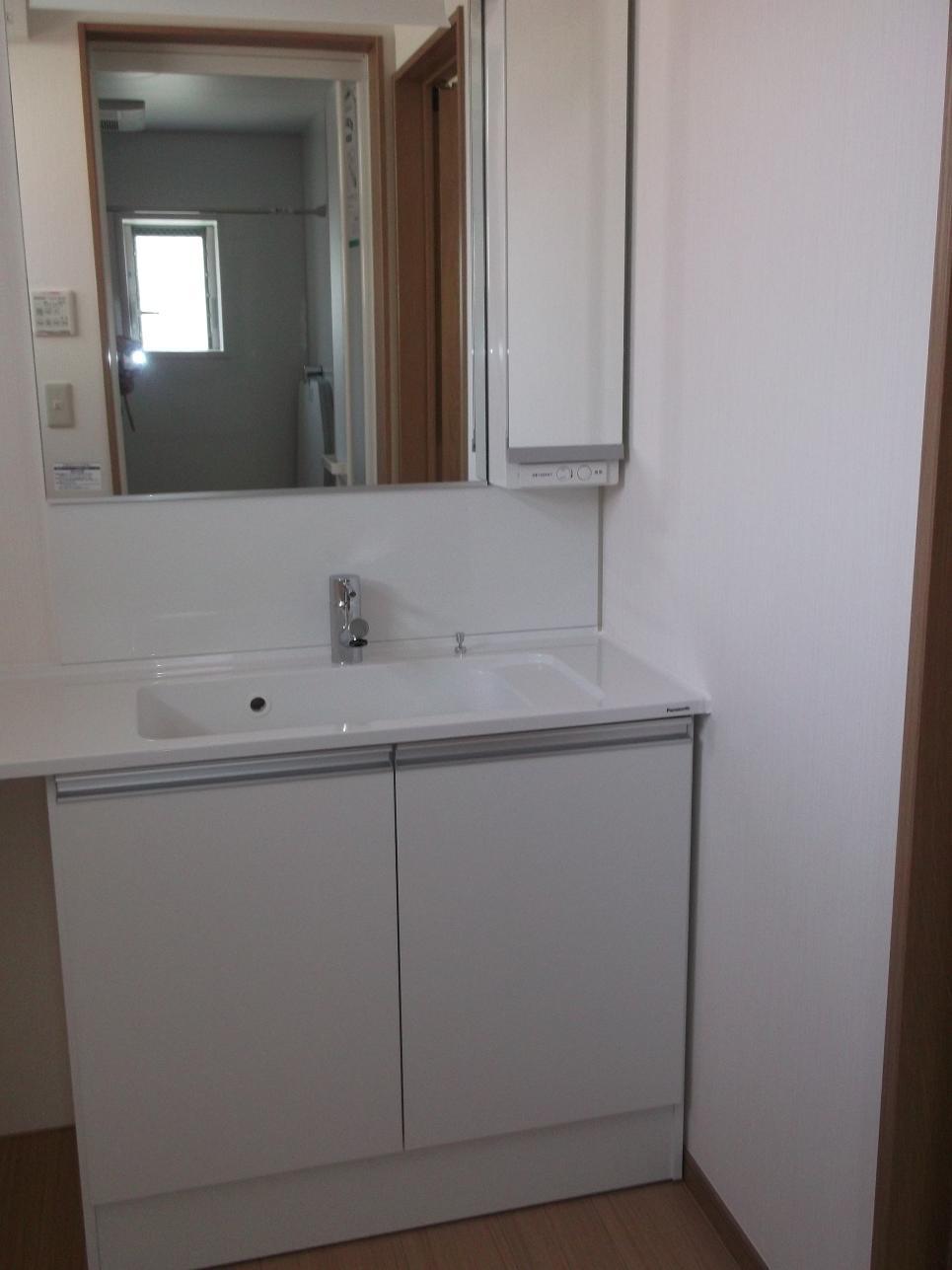 Wash basin, toilet. Indoor (04 May 2013) Shooting