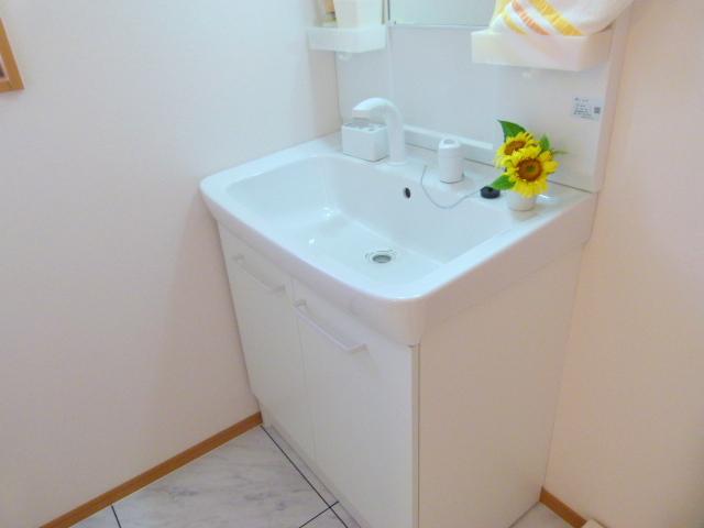 Wash basin, toilet. Indoor (September 2013) Shooting