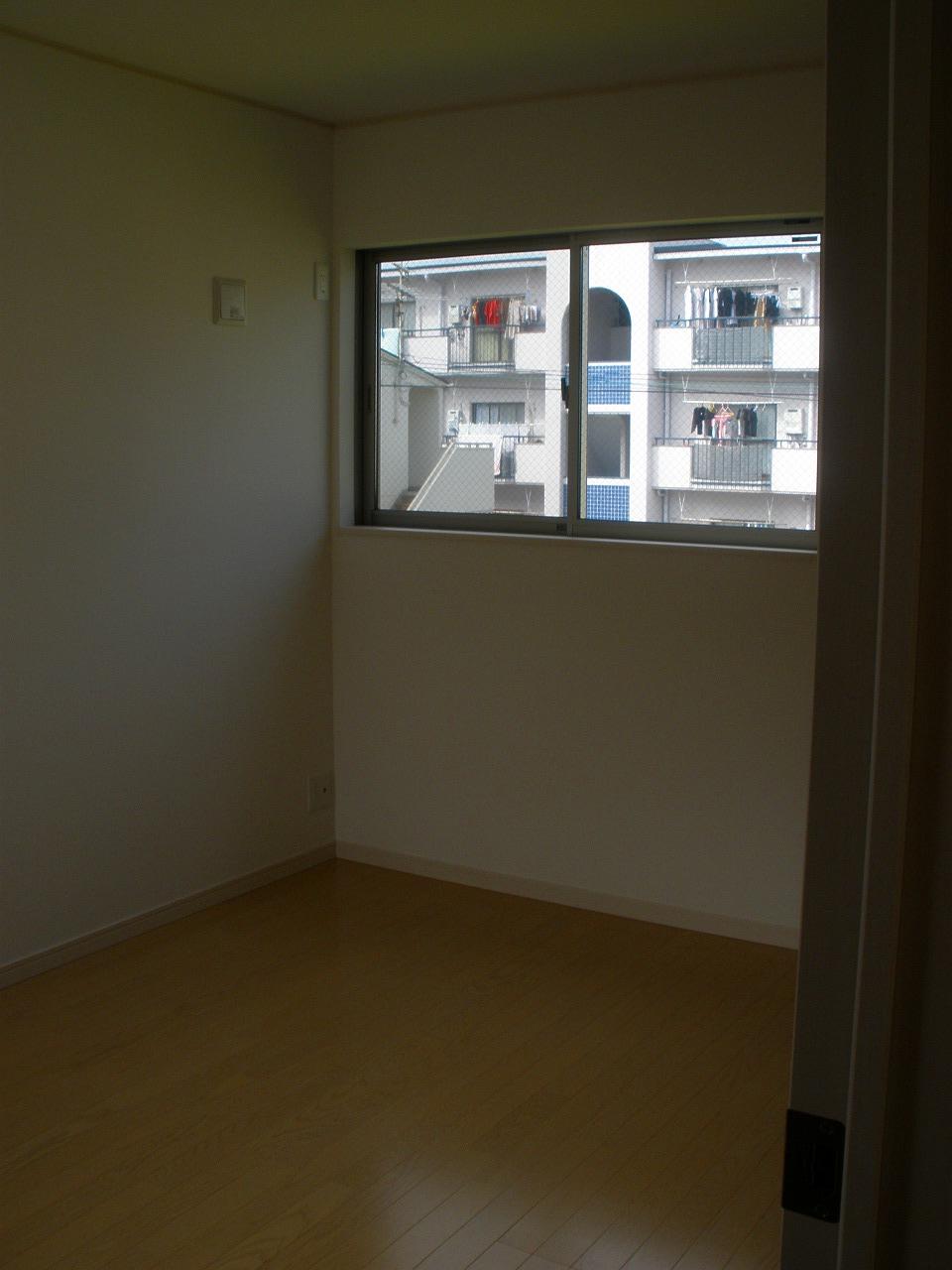 Non-living room. Same specifications