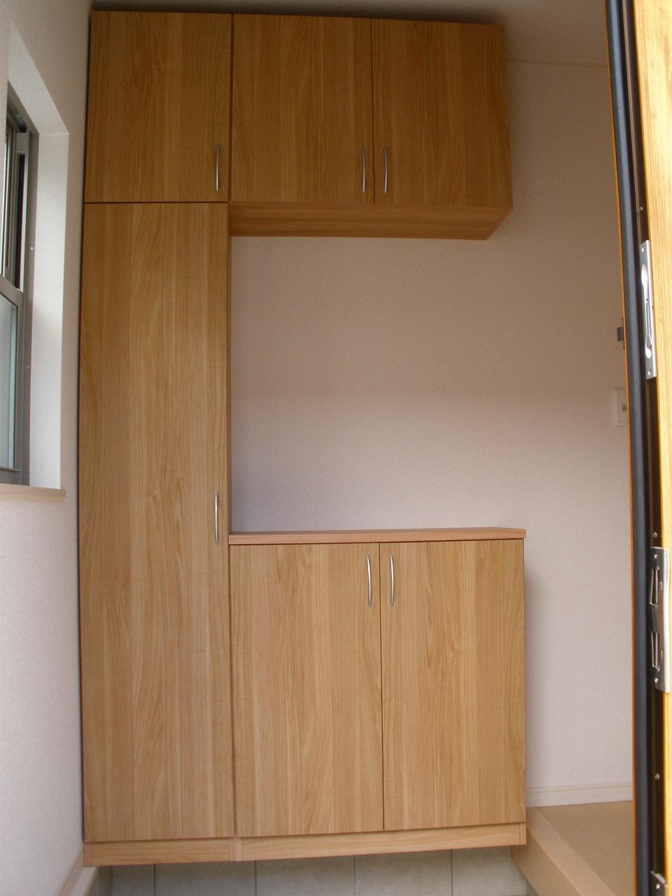 Entrance. Same specifications