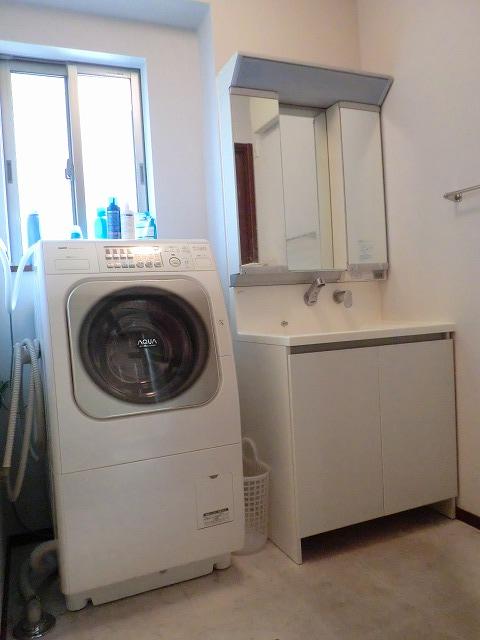 Wash basin, toilet. Indoor (05 May 2013) Shooting