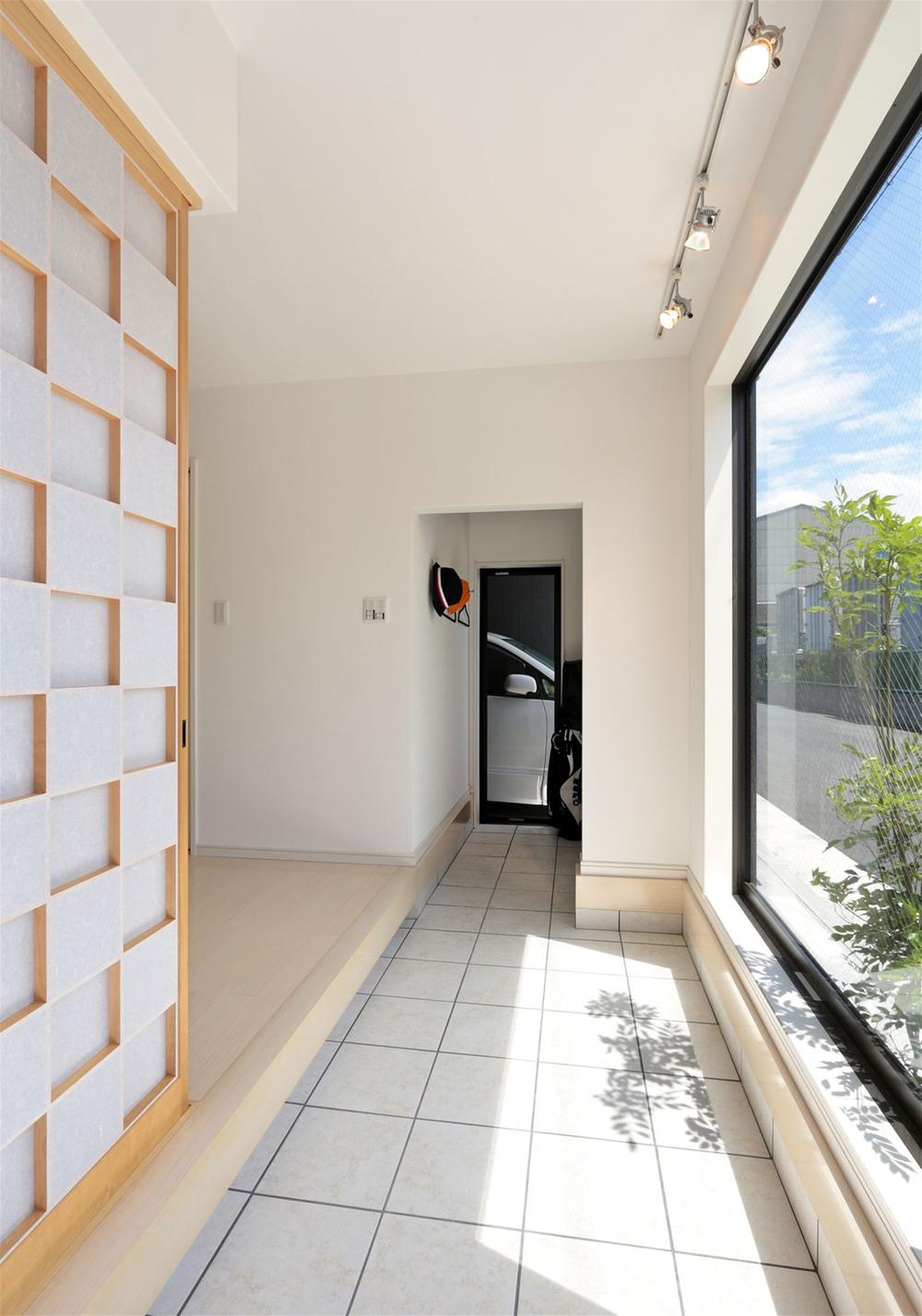 Building plan example (introspection photo).  [Our construction cases] One side glass window of jumping into the eye and open the entrance door. Not only shines bright and the long-lasting dirt floor entrance, Healing planting and blue sky us be given (building plan example)