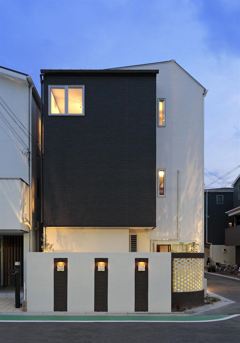 Building plan example (exterior photos).  [Our construction cases] The light spilling from the house, Welcoming warm the family to arrive in the way home, Impressive calm there appearance.