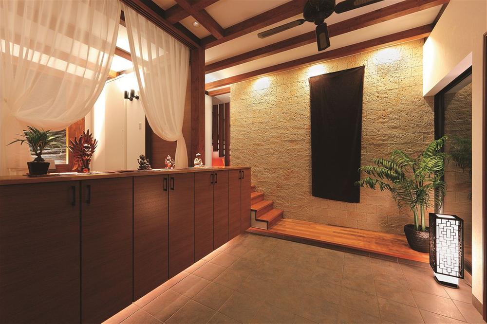 Building plan example (introspection photo).  [Our construction cases] Large space of the entrance to strike a resort feeling spread in front of the eye. In this luxurious sense of openness, People also no doubt feel the envy and surprise visit.