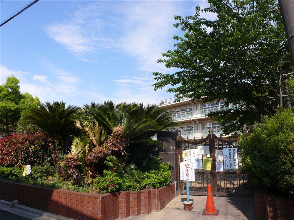 kindergarten ・ Nursery. 113m to Suita first kindergarten  [2-minute walk] Distance to attend to walk to kindergarten, It is a busy mom is also a great help.