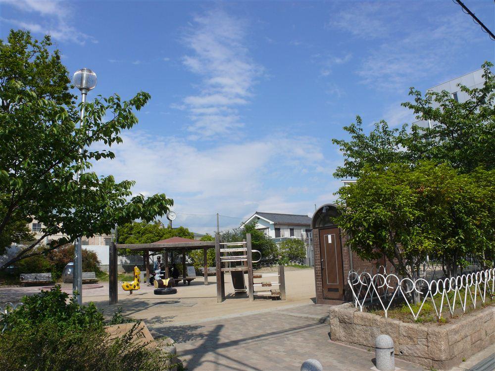 park. 140m to blow one park  [2-minute walk] Because there is a park just a short walk away, The playground of every day of children. Return home is also safe distance.