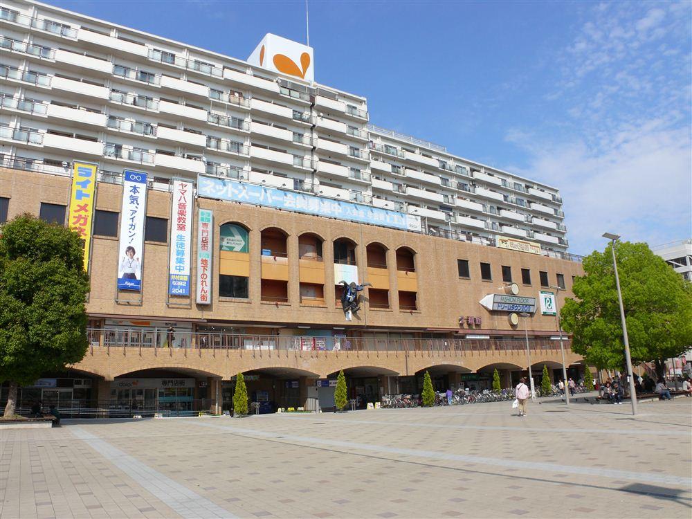 Shopping centre. Until Thanksgiving 350m  [A 5-minute walk] Including Gourmet City, Has become a lot of eateries and fashion can also enjoy commercial building.