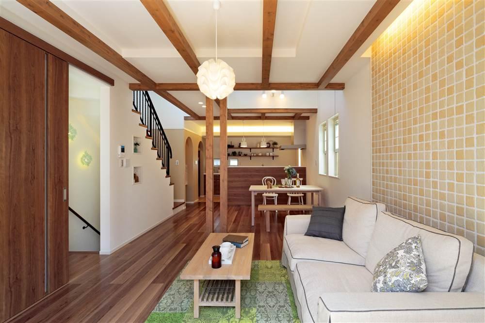 Building plan example (introspection photo).  [Our construction cases] LDK while the housework since has become one floor, You can hear the state of the child while cooking. Arrange has been cross accent.