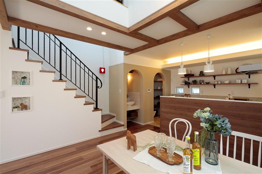 Building plan example (introspection photo).  [Our construction cases] Living-in stairs for us to increase the exchange of family. Since the living upper part is made to blow, I feel a more wide.