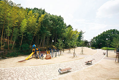 park. In 80m morning until Nagano park came to play nursery school children have been brought to the teacher, In the afternoon,, Elementary school students have come to play a lot.