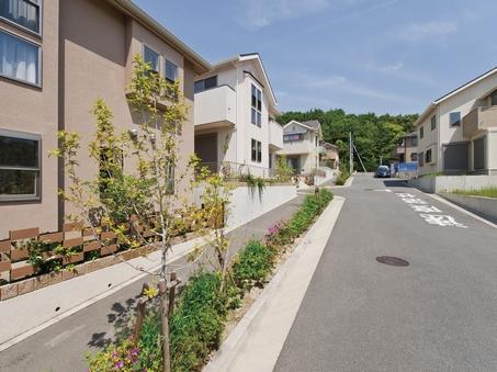 Local spread to the gentle southern slope of the hill Chisato, It shines bright sunshine. Winter also obtained plenty of sunshine, Warm sunny spot can be in the room. Natural forest in the north of the dead-end of the road of width 9m of Town. Spring will shine on the fresh green. May 2011 shooting, Streets including already sale