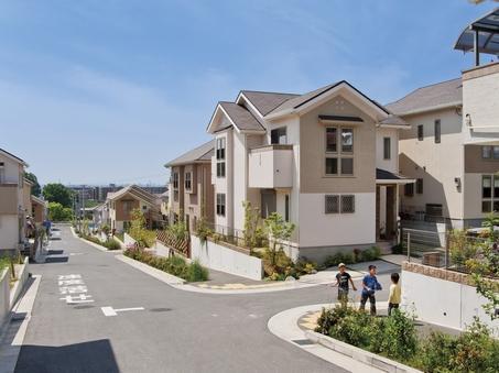 Residents has become the bustling proceed. Children carefree without Cheerful. And a neat greeting and even playing with traveling around came in to find the adult form of acquaintance. Also guarded garbage out of manners. Politeness is felt even during lively. May 2011 shooting, Streets including already sale