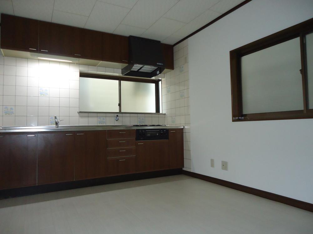 Kitchen. Large sink with a window