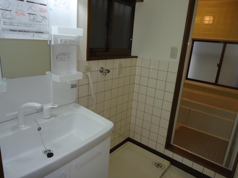 Wash basin, toilet. Shampoo washbasin