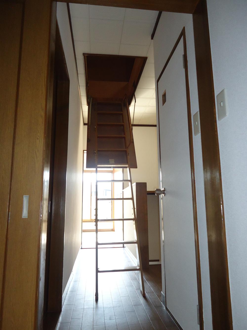 Other introspection. Storage type stairs to the attic loft