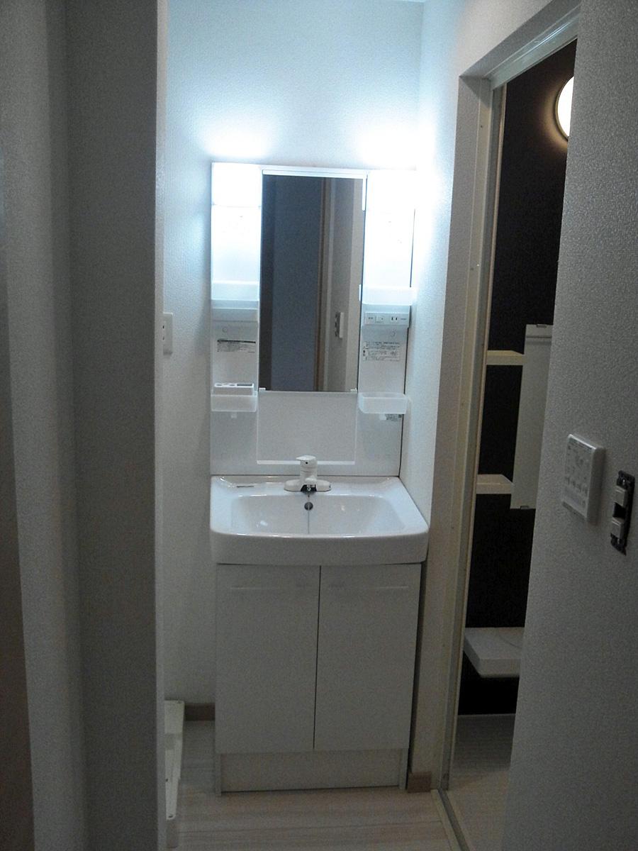 Wash basin, toilet. Local (December 7, 2013) Shooting