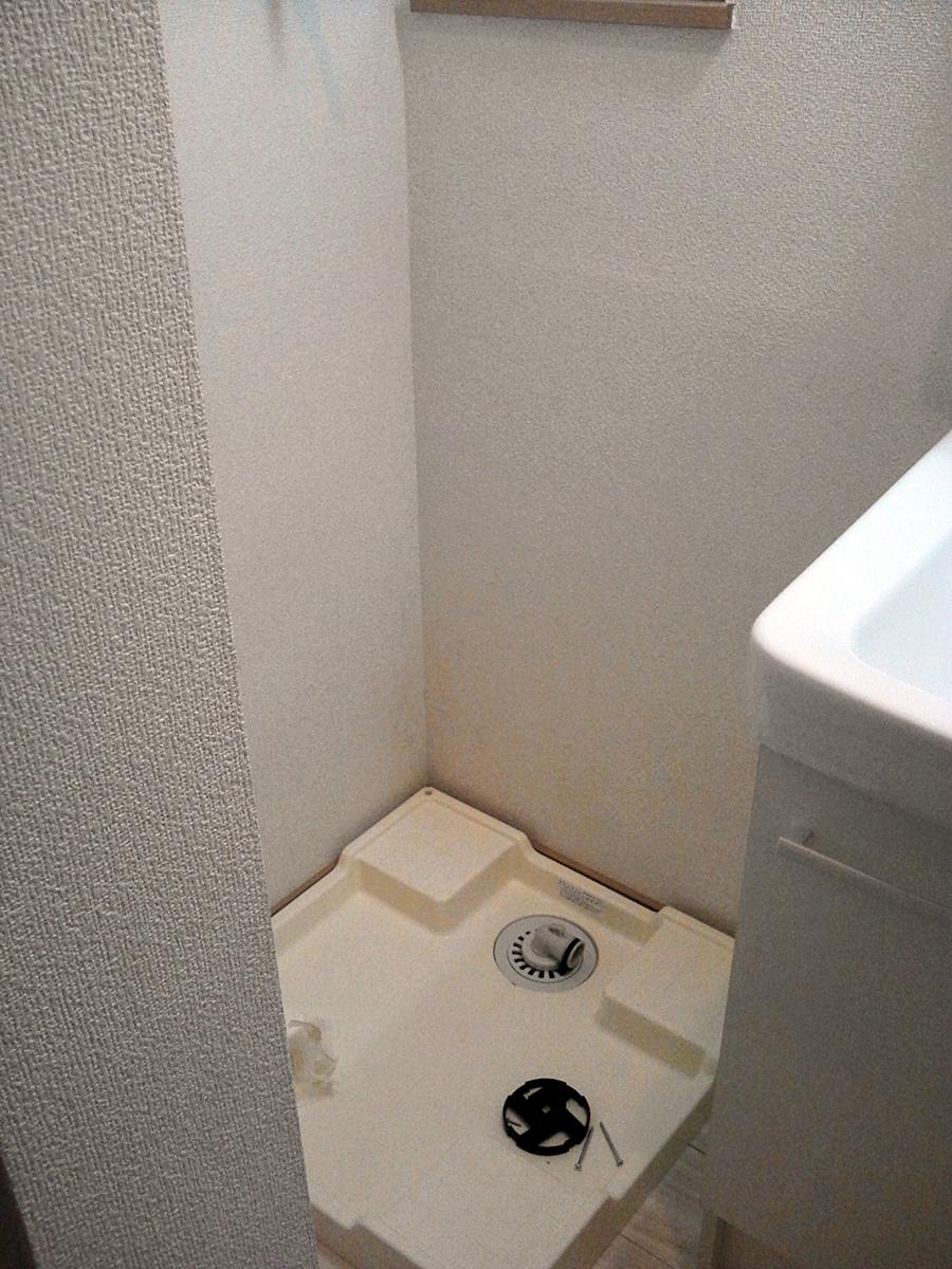 Wash basin, toilet. Local (December 7, 2013) Shooting