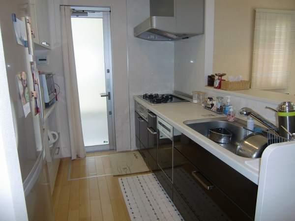 Kitchen. There is under-floor storage