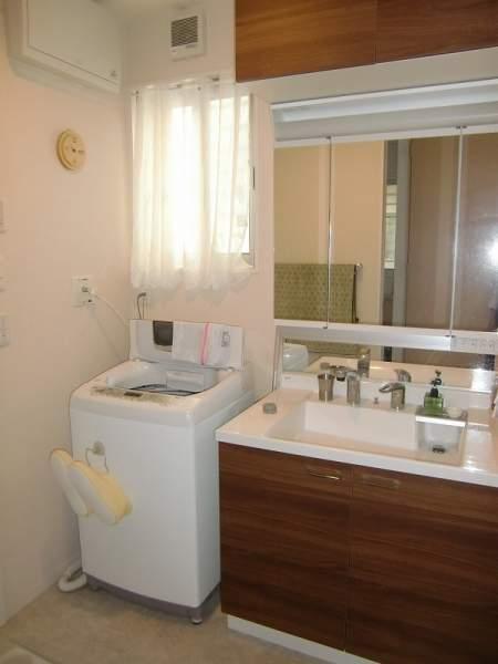 Wash basin, toilet. Wash