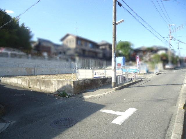 Local photos, including front road. Contact road situation from east