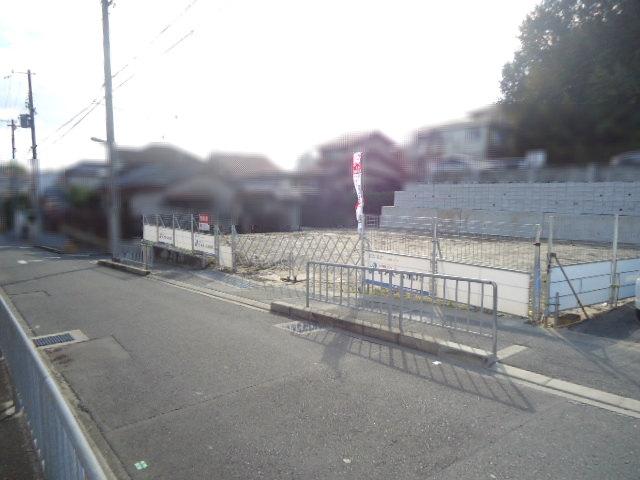 Local photos, including front road. Contact road situation than the West