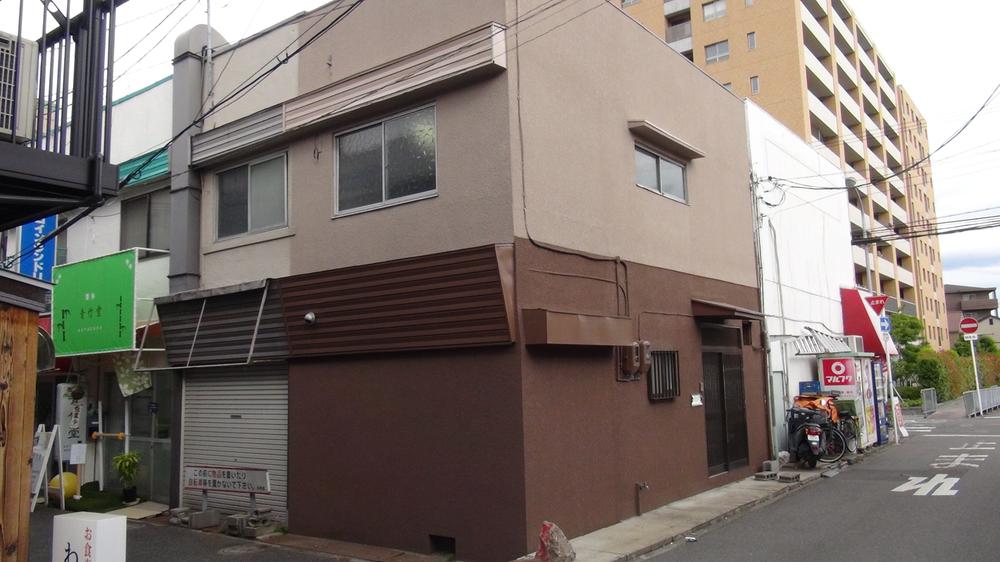 Local appearance photo. Heisei outer wall on 24 November ・ It has roof Fukikae, very beautiful. 