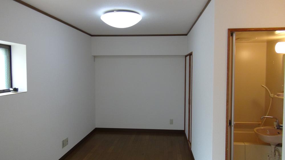 Living. The first floor living room. Room renovated / Since it is a vacant house, It is ready-to-move-in. 