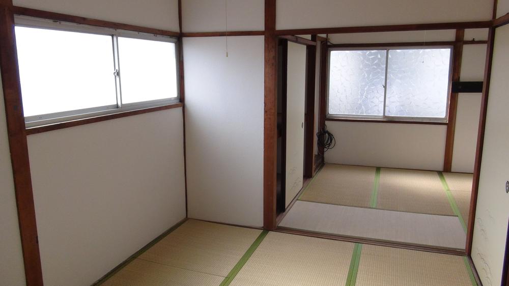 Non-living room. Per corner lot, Ventilation is good. 